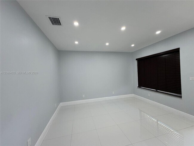 Building Photo - 335 NE 168th St