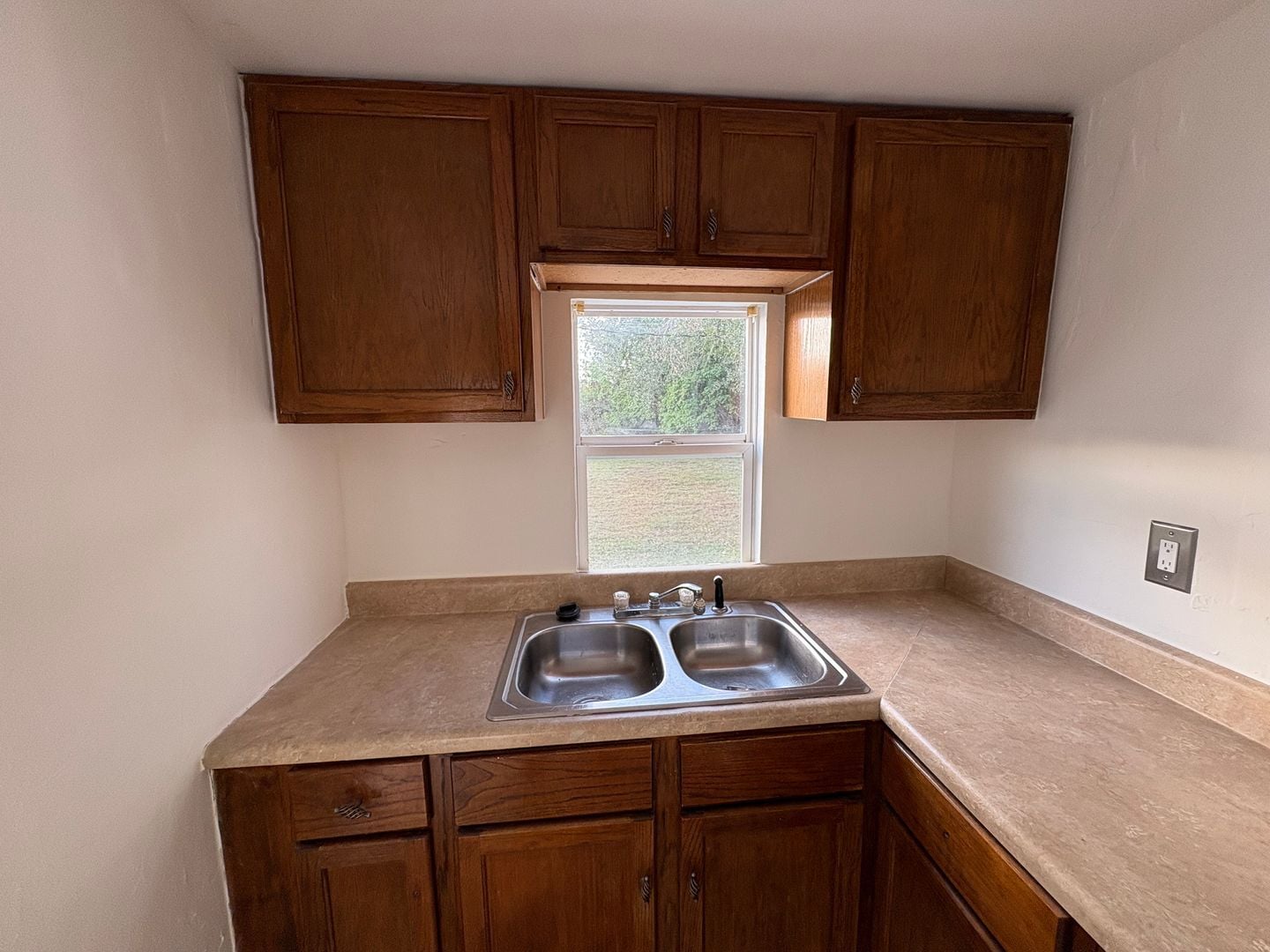 Building Photo - Spacious 2/2 with a garage available until end of December