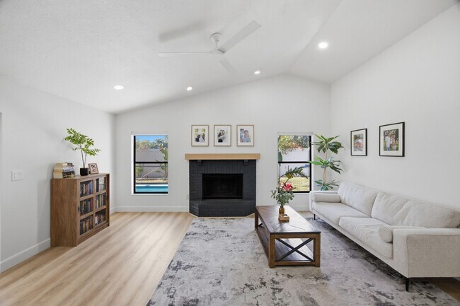 Building Photo - Pool Home