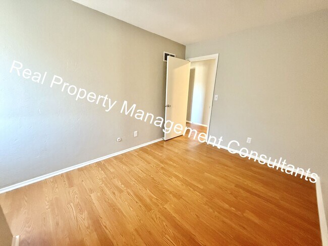 Building Photo - Updated 3-Bedroom Townhome Live Deposit Free with Obligo