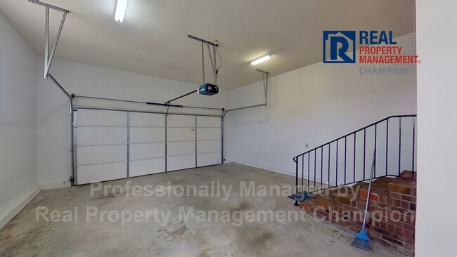 Building Photo - Spacious Ranch Home on 3 Acres