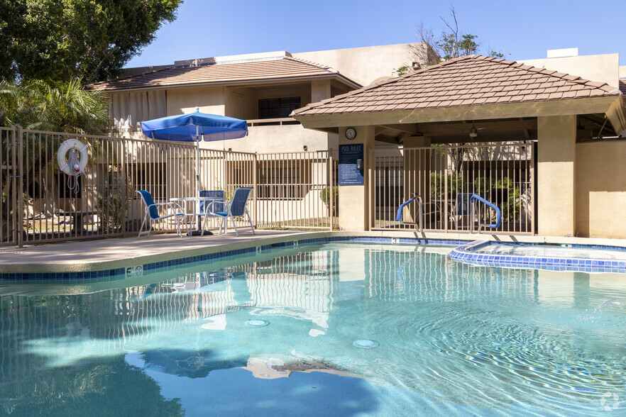 Swimming Pool - La Esplanada Apartment Homes