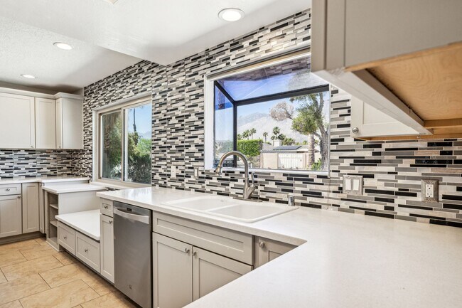 Building Photo - 3 Bed / 2 Bath Home with Bonus Room, Pool and Two Car Garage.