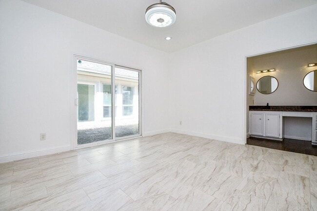 Building Photo - 2203 Briarview Dr