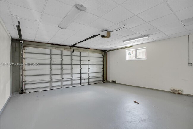 Building Photo - 612 SE 8th Ave