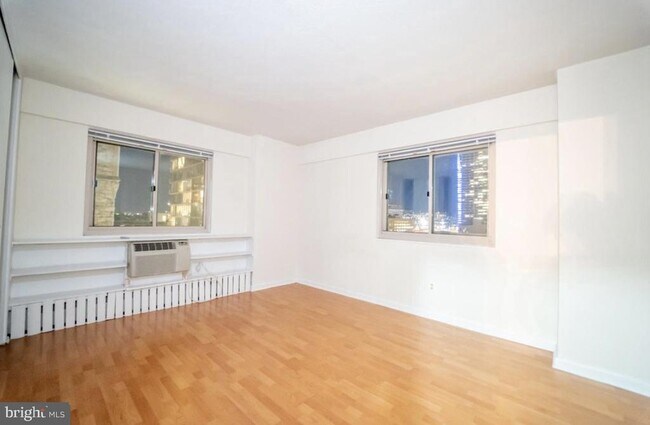 Building Photo - 2101-17 Chestnut St