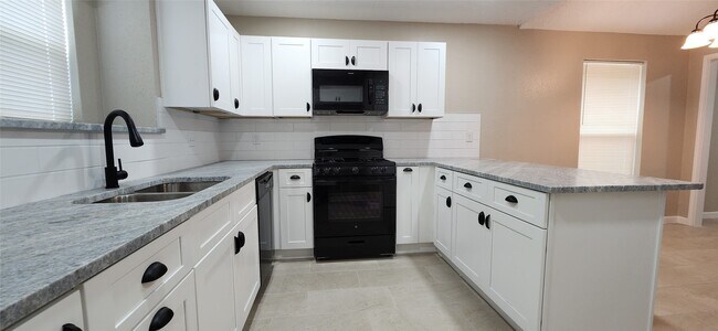 Building Photo - 128 Lasso St
