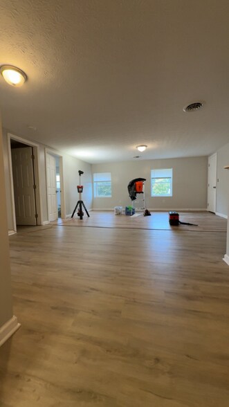 Primary Photo - 808 N Main St