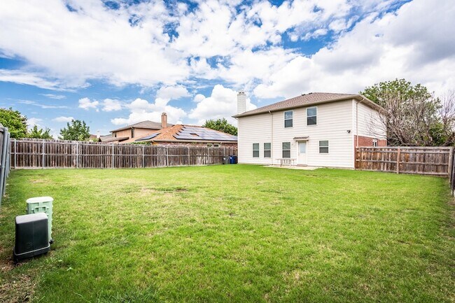 Building Photo - 2700 Peach Dr