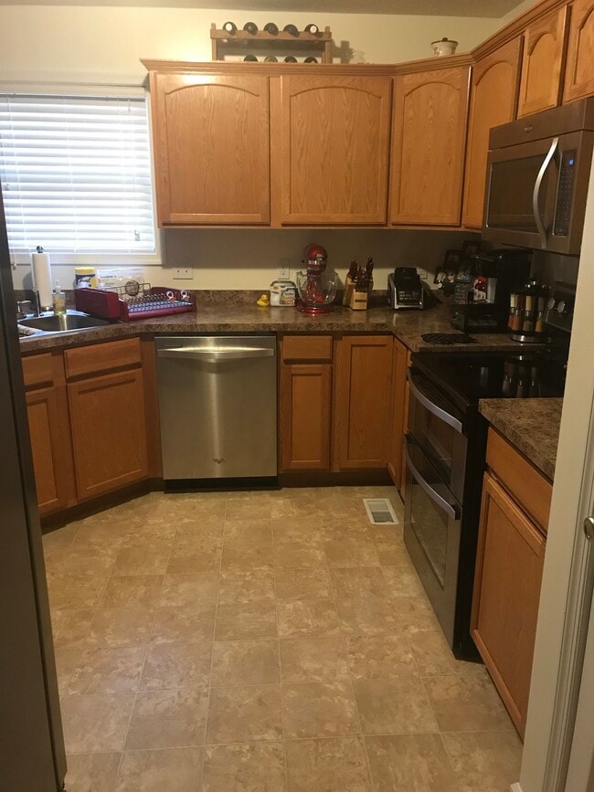 Building Photo - 425 Oakmont Ct