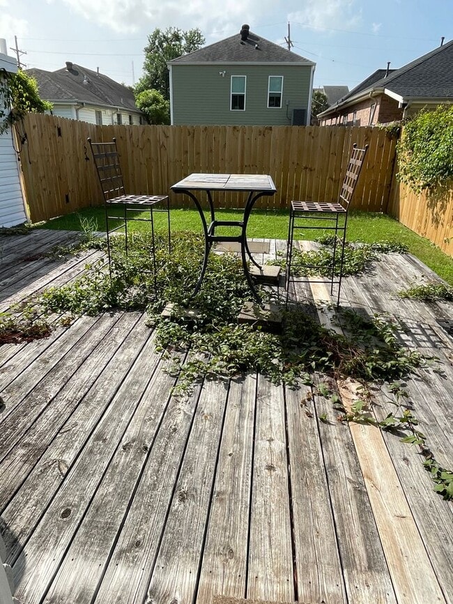 Building Photo - 2BD/1BA in Lakeview, with Driveway and Private Backyard