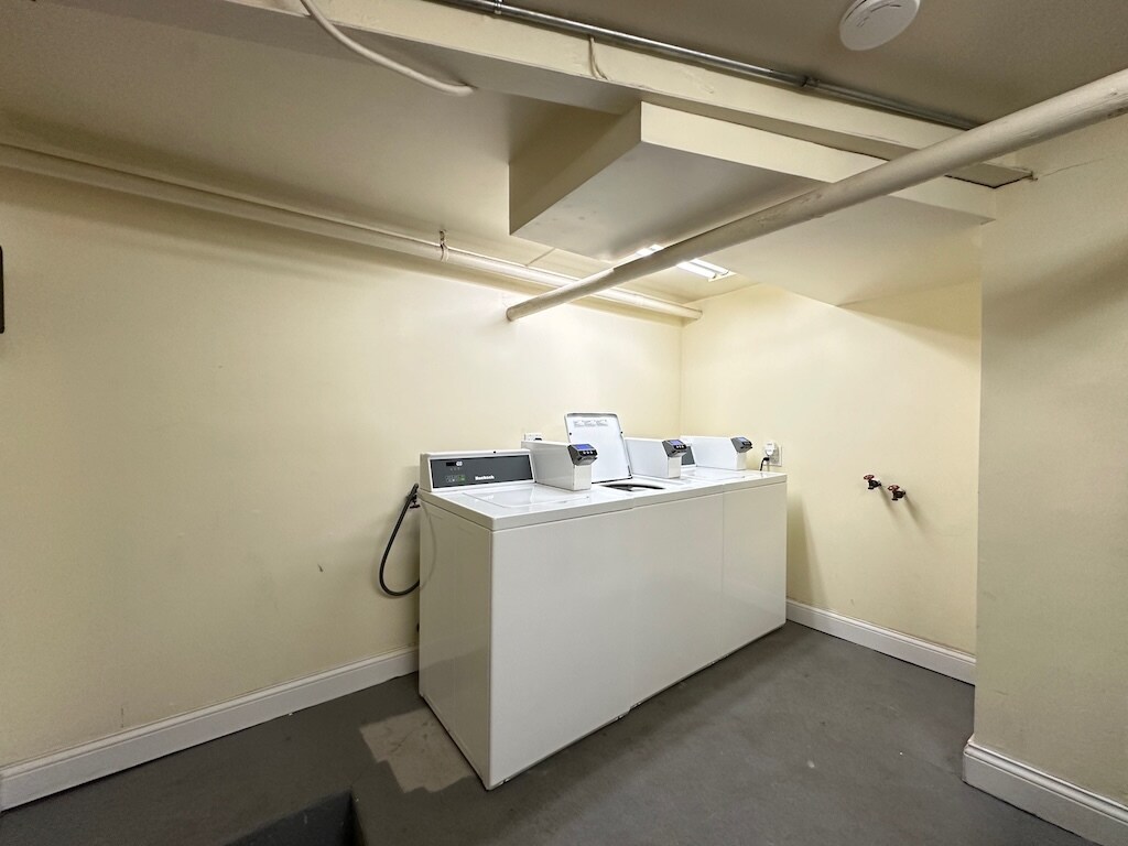 Building Photo - 3737 N Pine Grove Ave