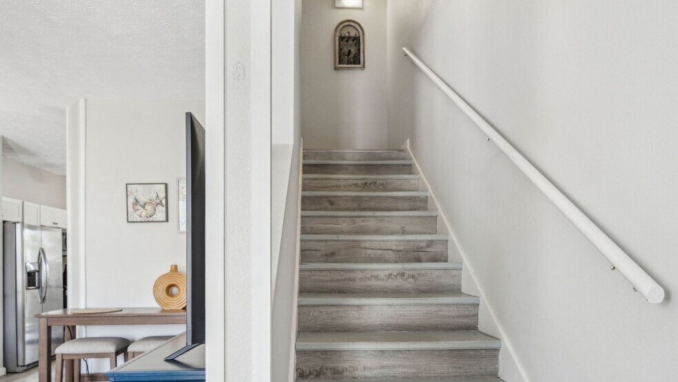 Building Photo - 5726 Beach Dr