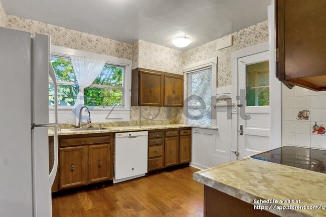 Building Photo - 902 N 77th St