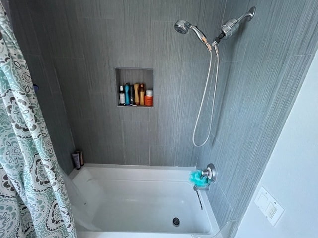 Master bathroom - 2103 Rockefeller Ln
