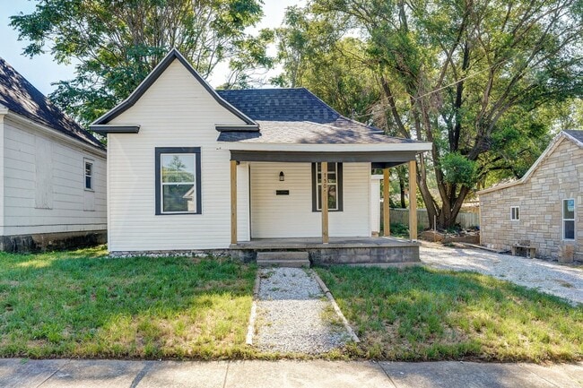 Primary Photo - 3 Bedroom, 1 Bathroom remodeled house!
