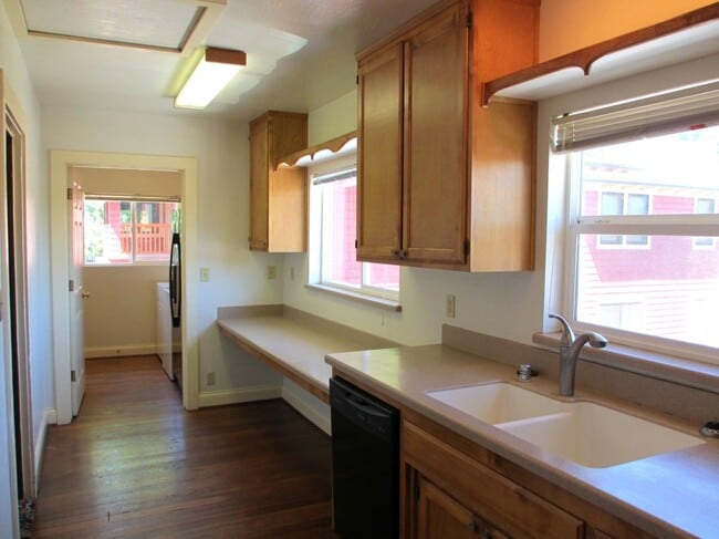 Building Photo - ROOMMATE NEEDED!!!  Beautiful  5+ Bedrooms steps to campus and downtown