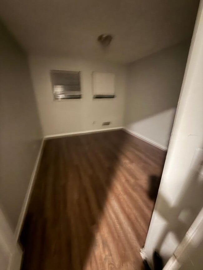 Building Photo - Great 3 Bedroom & 2 Full Baths In GREAT KU Med Area Location