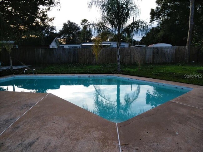 Building Photo - 212 Lynbrook Dr