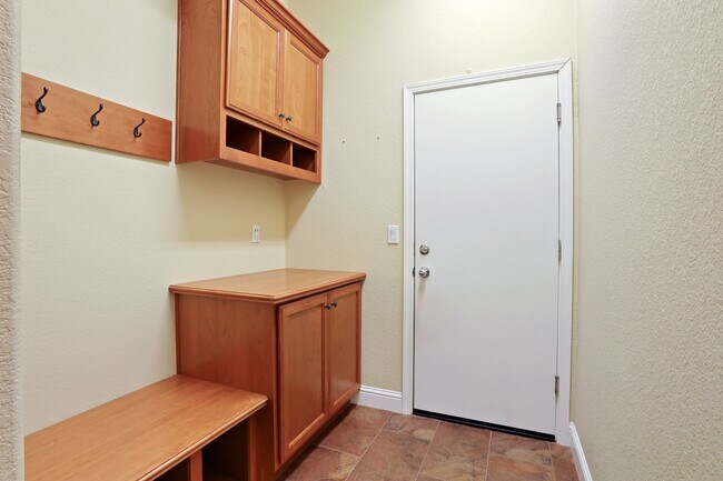 Building Photo - 1609 Maehl Dr