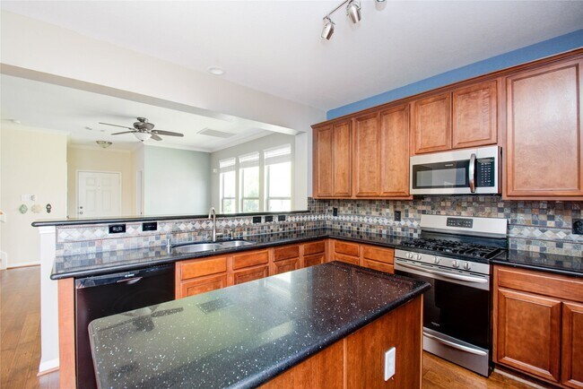 Building Photo - 16110 Limestone Lake Dr