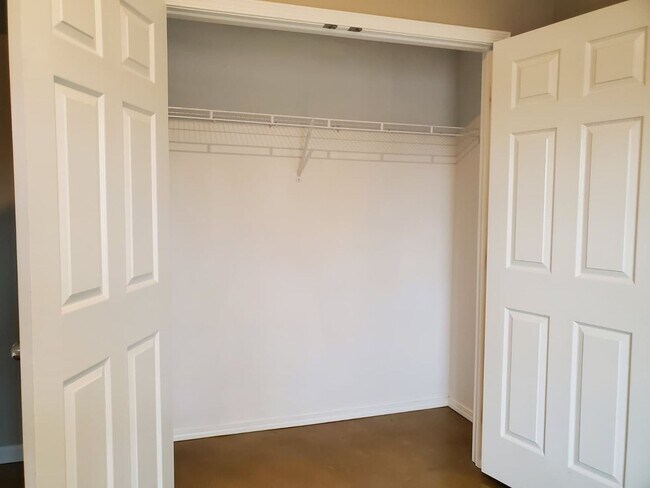 Building Photo - 3 bed, 1 bath Apartment