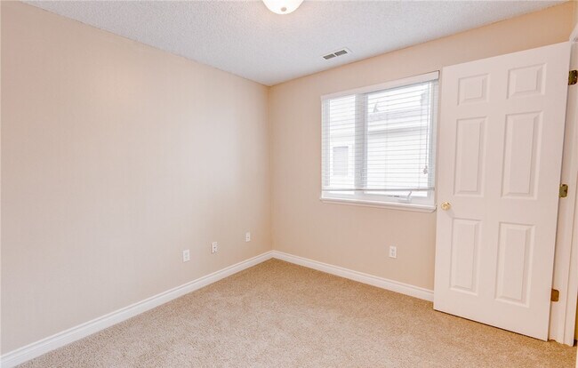 Building Photo - REMODELED, TOP FLOOR KIRKLAND 2 BED CONDO ...