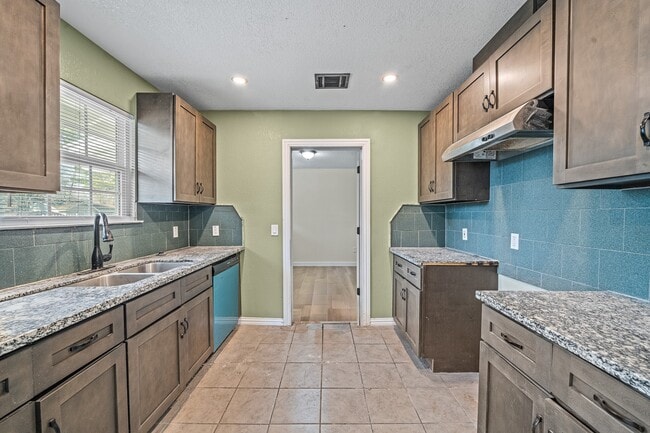 Building Photo - 6911 Sherwood Dr