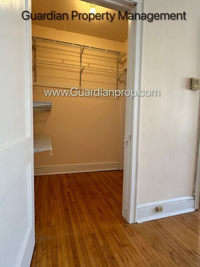 Building Photo - Top Floor Studio Lakes Uptown Apartment, Blocks from Both Lakes, Hardwood Floors, One Month Free