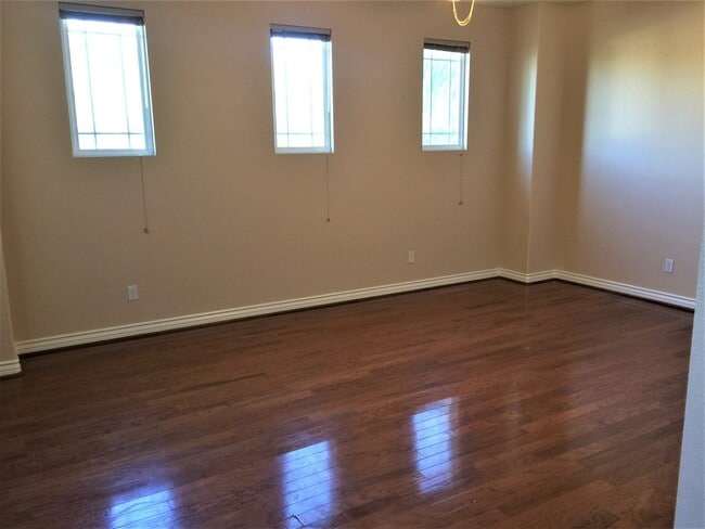 Building Photo - Gorgeous large single family home in Eastlake!