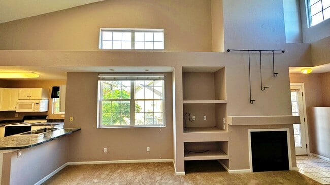 Building Photo - Fantastic Condo 2 Bed 2 Bath with Attached...