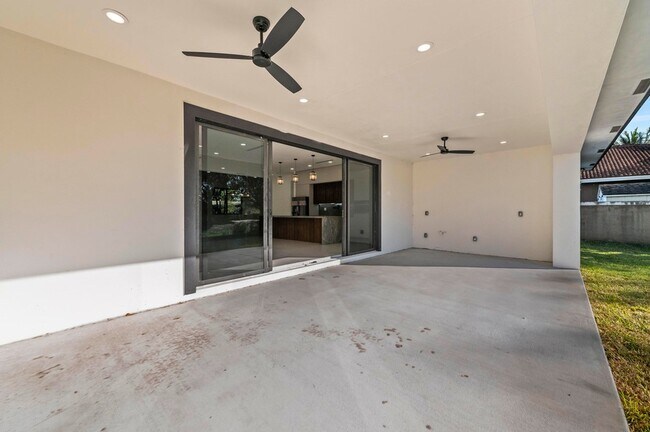 Building Photo - 621 NW 42nd Ave