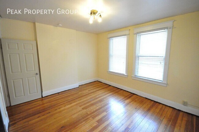 Building Photo - 2074-2078-2078 Summit St