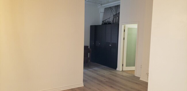 Building Photo - Awesome 1 Bedroom 1 bath unit Downtown LA