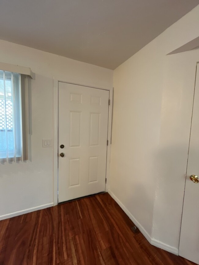 Building Photo - Centrally located lovely 2 bedroom 1 bathr...