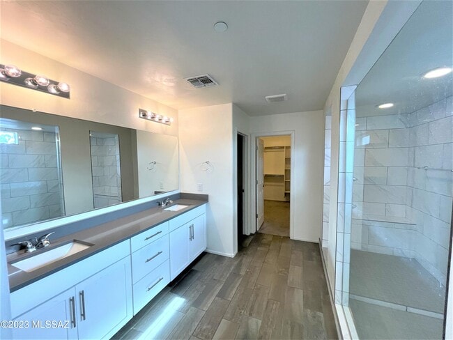 Building Photo - 9450 N Andrina Dr