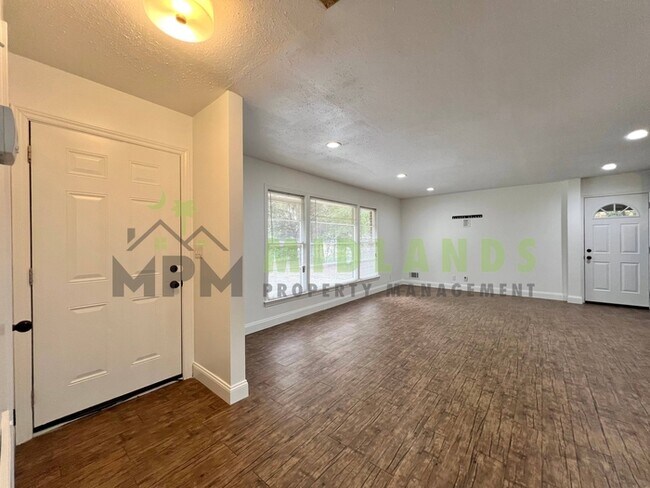 Building Photo - 1545 S Beltline Blvd