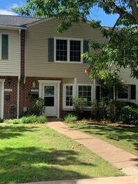 Building Photo - BEAUTIFULLY RENOVATED TOWNEHOME IN WASHING...