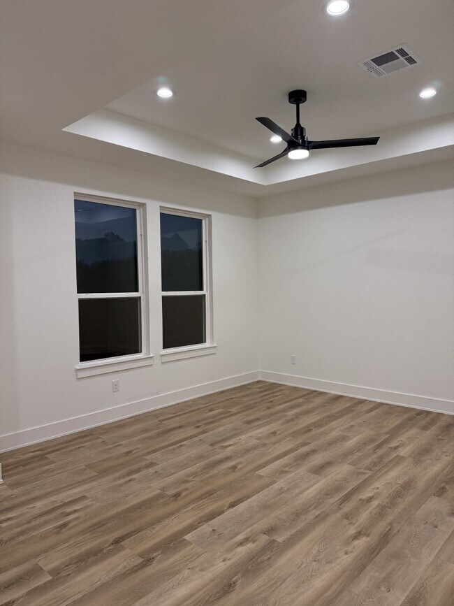 Building Photo - 9005 Comal St