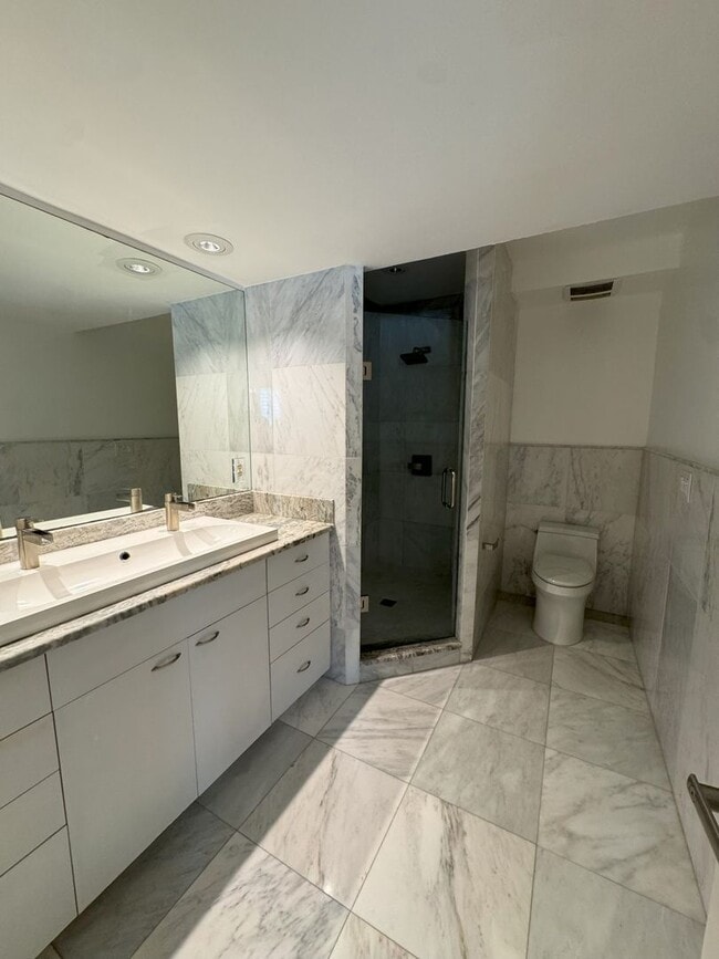 Building Photo - Beautifully updated 2 bedroom 2.5 bath townhome in highly desirable Lake Ivanhoe!