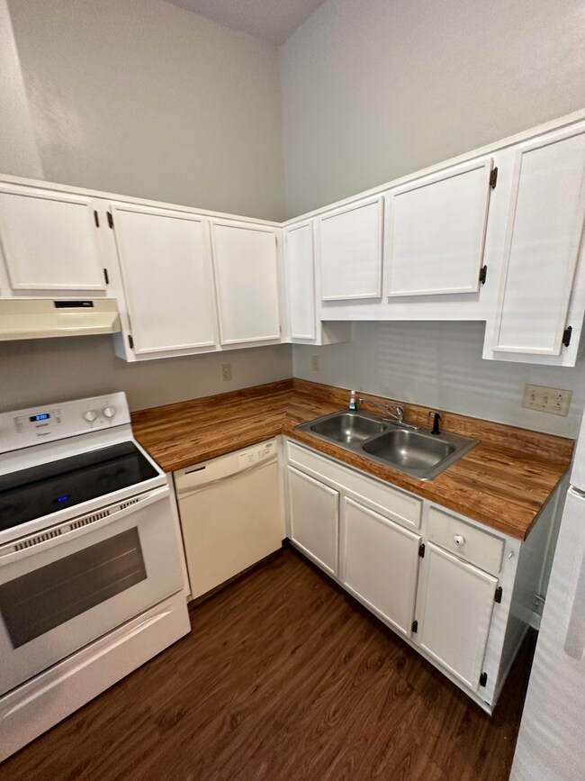 Building Photo - 218-B White Drive - One Bedroom Patio Home