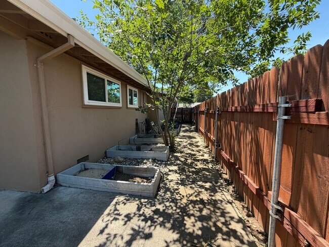 Building Photo - Adorable 3 bedroom 2 bath bungalow in Rosemont