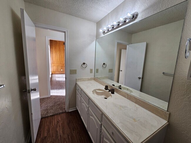 Building Photo - Charming home located in the well-maintain...