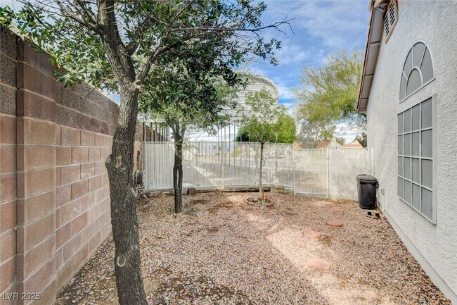 Building Photo - 114 E Tamarack Dr