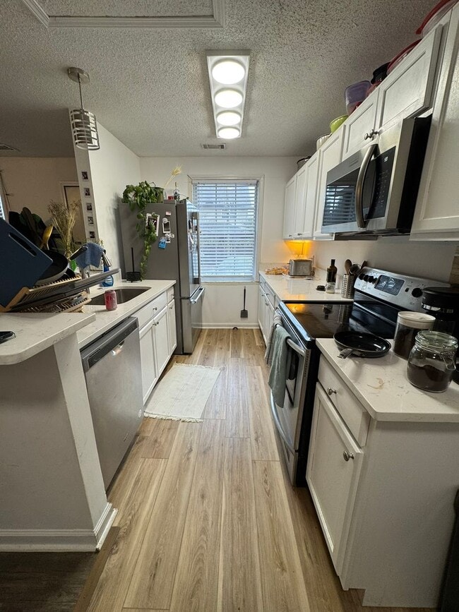 Building Photo - Charming 3 bed/2bath Cottage!