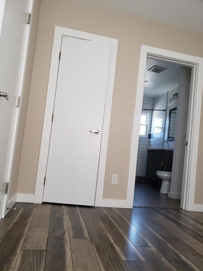 Building Photo - 219 W 7th St