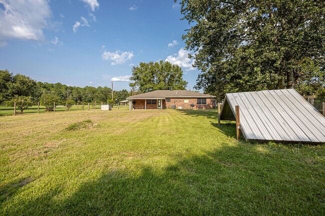Building Photo - Move in ready 3 Bed 2 Bath Home in East Central School District!