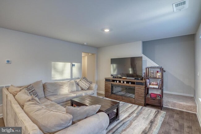 Building Photo - 124 Currant Cir