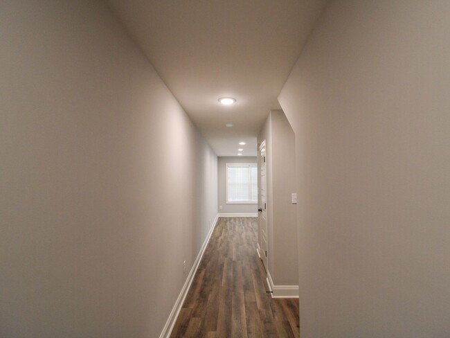 Building Photo - MOVE IN Special - 1st Month Rent FREE - Ca...