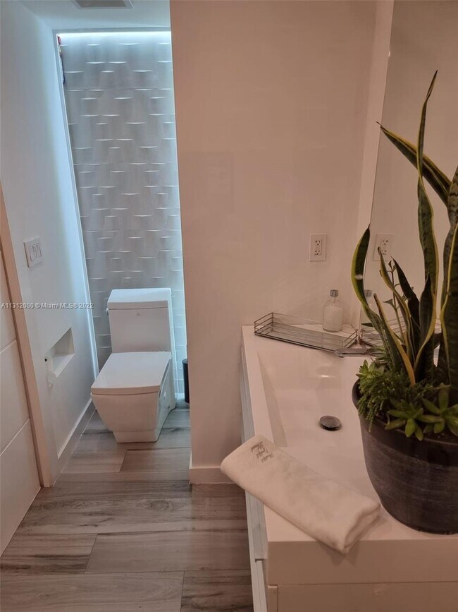 Building Photo - 12105 NE 11th Pl